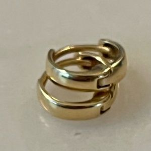 ✨14K gold✨little huggie hoop earrings✨